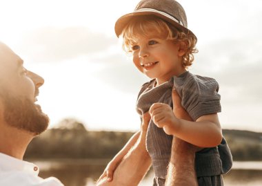 Mutlu bir baba ve tatlı bir çocuk kırsalda eğleniyor.