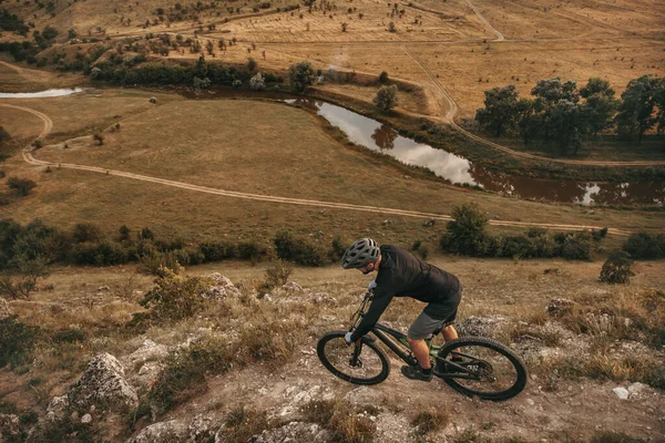 Uomo irriconoscibile in sella alla bicicletta in montagna — Foto Stock