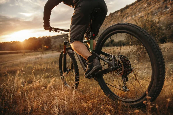 Crop uomo in sella mountain bike al tramonto — Foto Stock