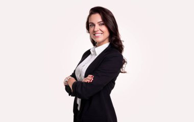 Kendine güvenen orta yaşlı yönetici kameraya bakıyor.