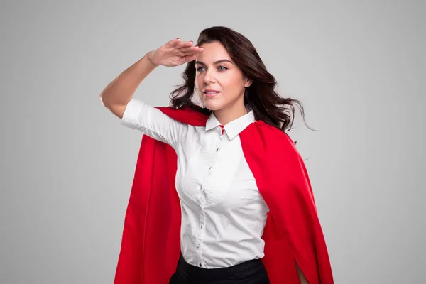 Femme d'affaires en costume de super-héros détournant les yeux — Photo