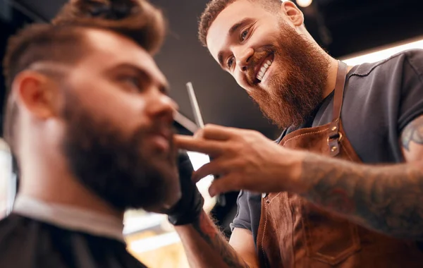 Mutlu berber müşterinin saçını kesiyor. — Stok fotoğraf