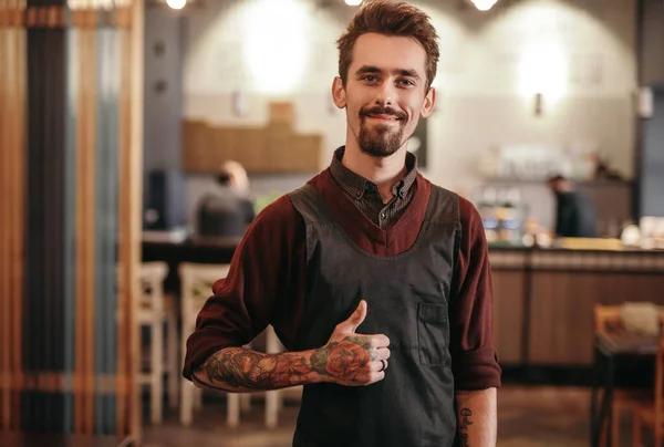 Varón barista aprobar el trabajo en la cafetería — Foto de Stock