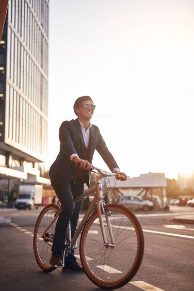 Gelukkig zakenman paardrijden fiets in de stad — Stockfoto