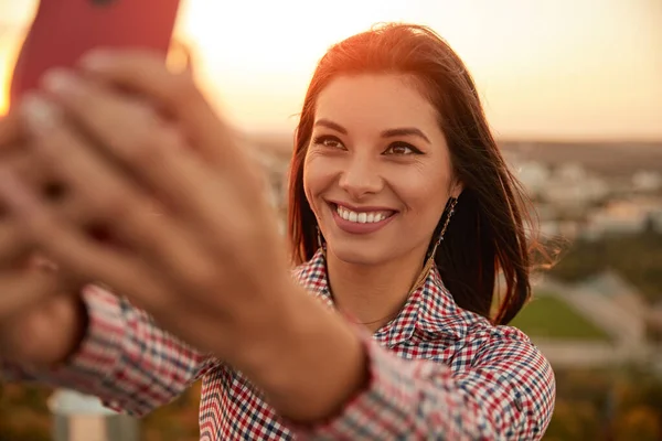 Femeia veselă face selfie în timpul apusului de soare — Fotografie, imagine de stoc