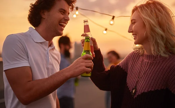 Amigos alegres clinking com bebidas durante a festa — Fotografia de Stock