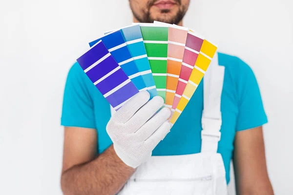 Pintor de culturas mostrando paletas coloridas — Fotografia de Stock