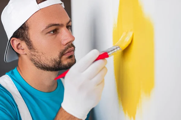 Professional contractor painting wall with brush — Stock Photo, Image