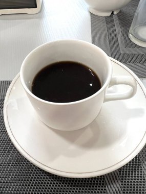 Kahvaltı için Beyaz Bardakta Sıcak Kahve, Masaüstünde Sıcak Sabah İçeceği