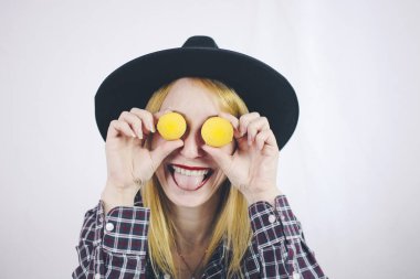 Mutlu kız macaroons ile çalış.