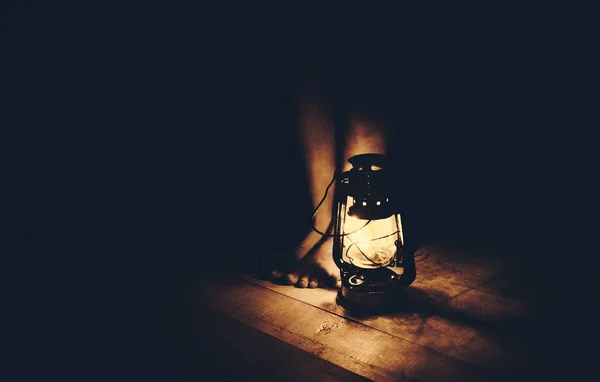 Дівчата Ноги Дерев Яній Підлозі Під Світлом Від Масляної Лампи — стокове фото