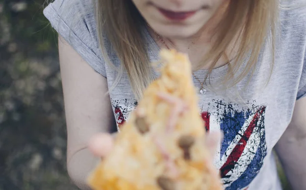 Lány Kint Pizzát Eszik — Stock Fotó