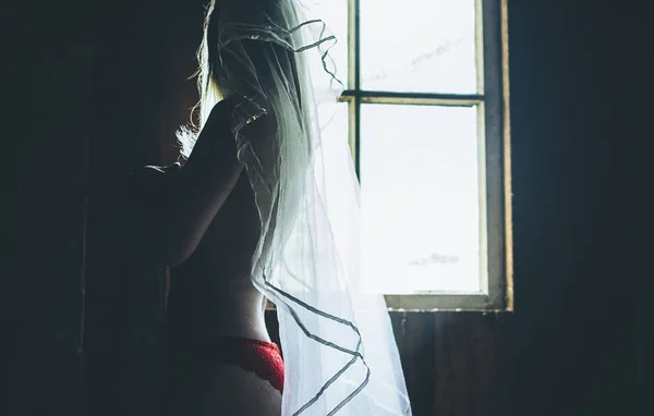 Mariée Nue Culotte Rouge Avec Voile Tient Près Fenêtre Dans — Photo