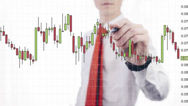 İşadamı Forex çizelgeleri analiz eder.