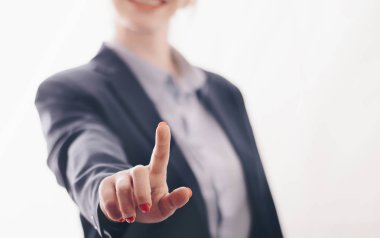 İş kadını ekranın parmağıyla presler