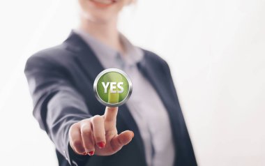 İş kadını ekranın parmağıyla presler