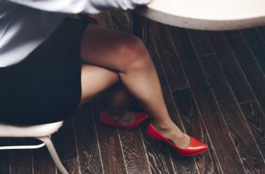 Güzel bacaklar iş kadını kırmızı yüksek topuklu ayakkabı.