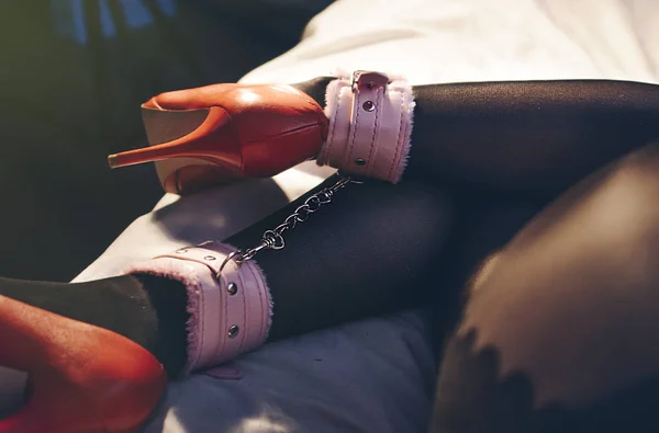 Χειροπέδα Στα Πόδια Γυναίκες Κόκκινα Ψηλοτάκουνα Παπούτσια — Φωτογραφία Αρχείου