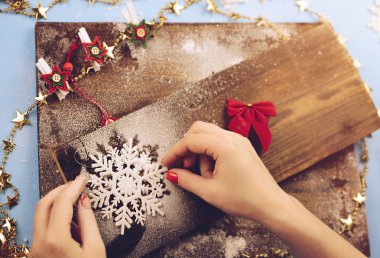 Noel süslemeleri masasına kız