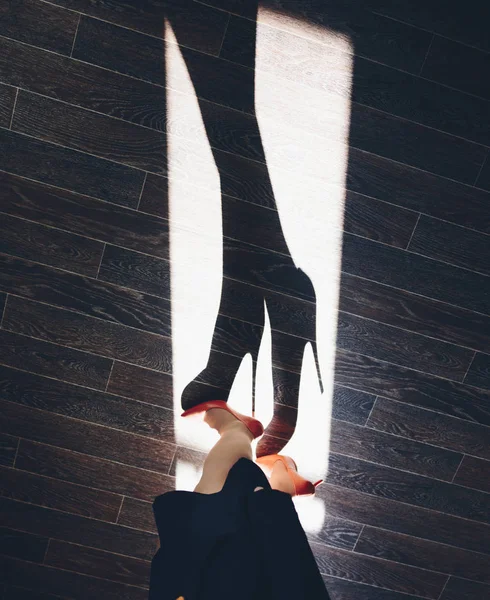 Σκιά Του Όμορφα Γυναικεία Πόδια Ψηλά Τακούνια — Φωτογραφία Αρχείου