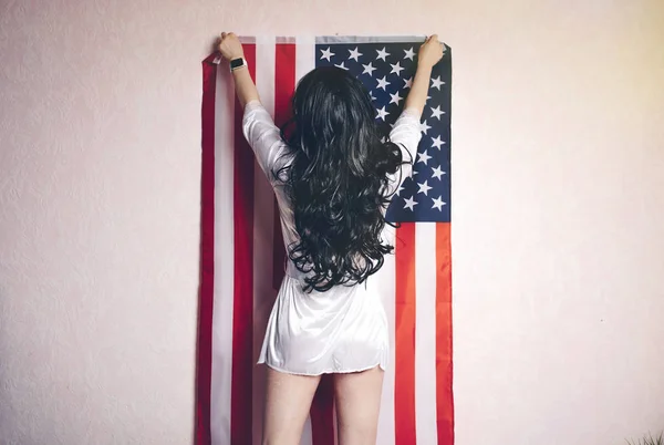 Dziewczyna Czarnymi Włosami Szlafrok Wisi Flaga Amerykańska Ścianie Domu — Zdjęcie stockowe
