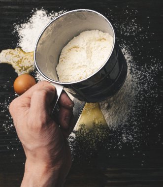 Buğday unu tavuk yumurta üzerinde ahşap arka plan