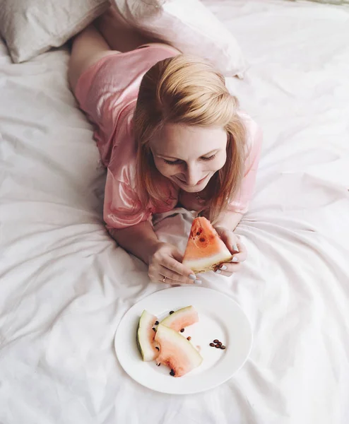 Belle Fille Robe Rose Sur Lit Blanc Matin Mangeant Pastèque — Photo