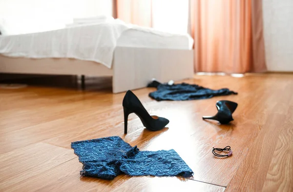 Γυναικεία Ρούχα Στο Πάτωμα Του Ξενοδοχείου Στο Φωτεινό Δωμάτιο — Φωτογραφία Αρχείου