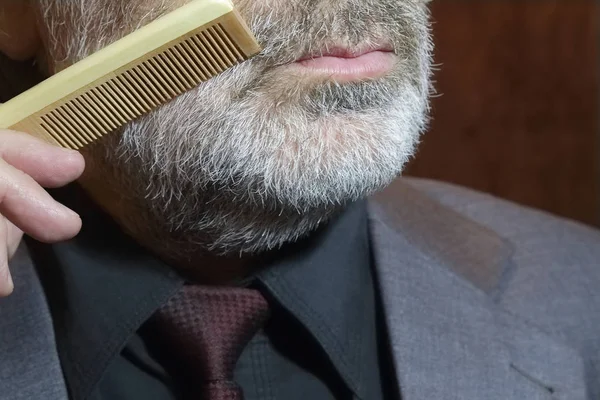 adam gri sakalı tarak.