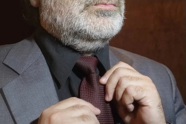 Adam kravatını düzeltiyor