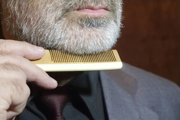 Чоловік Розчісує Свою Сіру Бороду — стокове фото