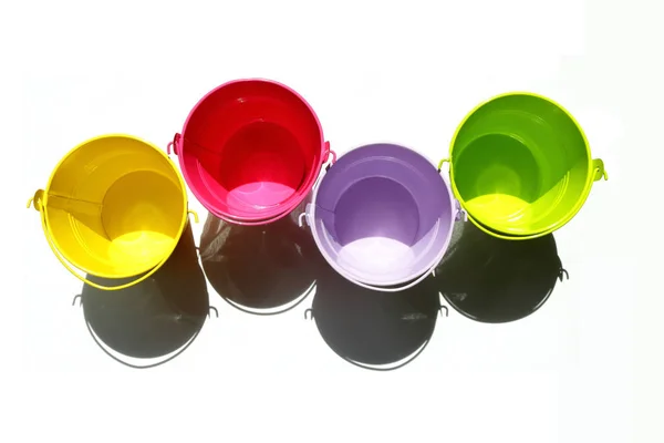 boyar. yaz. Yeni bir mahsul için renkli kovalar....