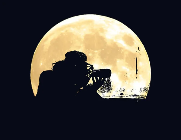 Fotoğrafçı yükselen ayın arka planda