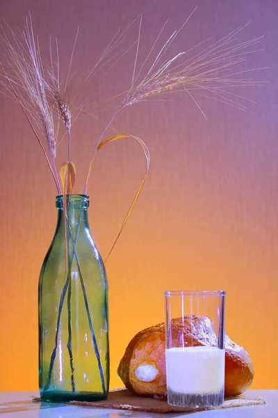 kurnaz bir hala hayat değil. ekmek, süt, buğday kulaklar 