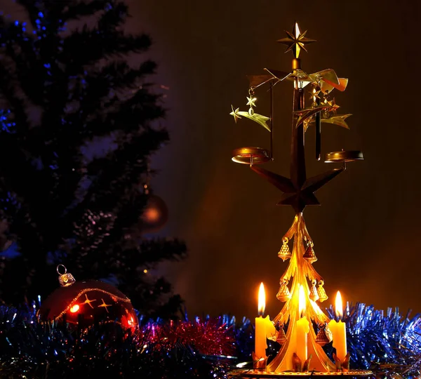 Metal Noel ağacı dönen yıldız. Noel gecesi. Yeni yıl