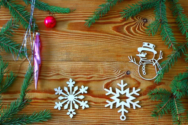 Yeni yıl, Noel bileşimi ahşap panoları koni ve yılbaşı ağacı süsleri. Tayga masalı