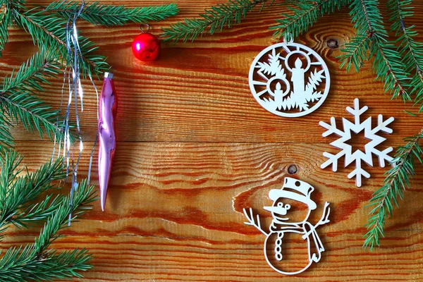 Yeni yıl, Noel bileşimi ahşap panoları koni ve yılbaşı ağacı süsleri. Tayga masalı