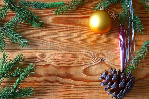 Yeni yıl, Noel bileşimi ahşap panoları koni ve yılbaşı ağacı süsleri. Tayga masalı