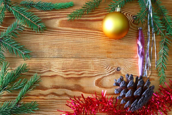 Yeni yıl, Noel bileşimi ahşap panoları koni ve yılbaşı ağacı süsleri. Tayga masalı