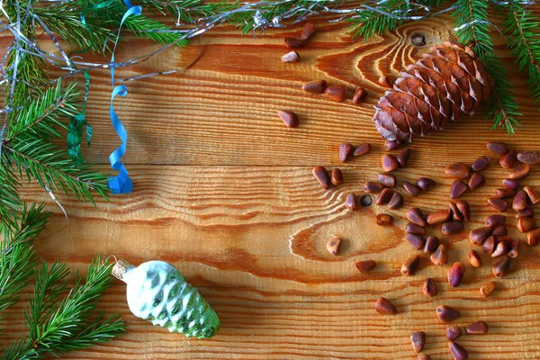 Neujahr Weihnachtskomposition Auf Holzbrettern Aus Zapfen Und Christbaumschmuck Taiga Geschichte — Stockfoto