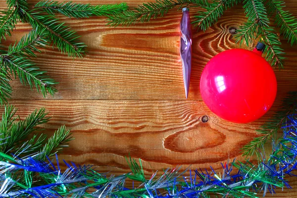 Yeni yıl, Noel bileşimi ahşap panoları koni ve yılbaşı ağacı süsleri. Tayga masalı