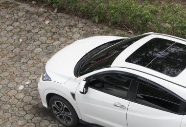 Evin üst görünümü Park alanında yukarıdan araba