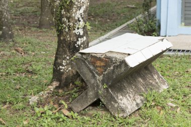 Eski çimento veya tuğla yapılmış Park açık banklar