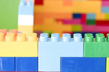 Renkli yığılmış oyuncak plastik yapı taşları