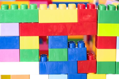 Renkli yığılmış oyuncak plastik yapı taşları