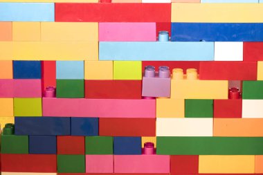 Renkli yığılmış oyuncak plastik yapı taşları