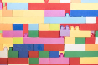 Renkli yığılmış oyuncak plastik yapı taşları