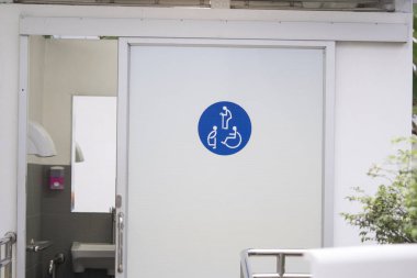 Engelli insanlar için halka açık tuvalete giriş kapısı, hamile kadınlar, yaşlı insanlar, kapı tuvalet işareti