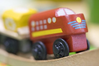 Kırmızı tren ahşap oyuncak-çocuklar için oyuncaklar oyun set okul öncesi kapalı oyun için eğitim oyuncaklar (seçici odak)