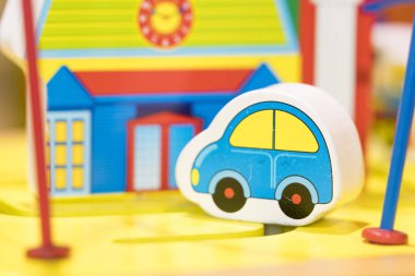 Mavi araba ve ev ahşap oyuncak-oyun set okul öncesi kapalı oyun için eğitim oyuncaklar (seçici odak)